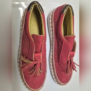 Source Unknown Red Tassel Slip-On Moccasins with Gold Trim